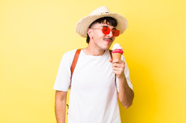 Hombre guapo adulto joven con un concepto de verano de helado