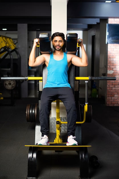 Hombre guapo asiático indio trabajando o haciendo ejercicio en el gimnasio - Concepto de salud y fitness