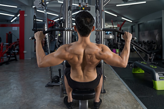 Hombre guapo atlético en el gimnasio