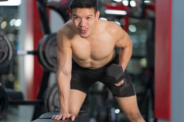 Hombre guapo atlético en el gimnasio