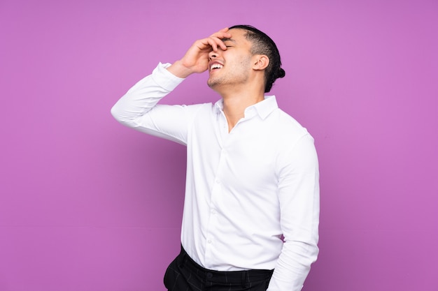 Foto hombre guapo en azul sonriendo mucho