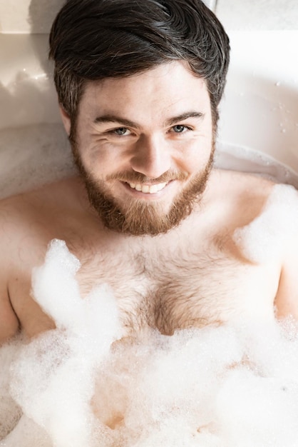 Hombre guapo en el baño.