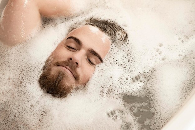 Hombre guapo en el baño.