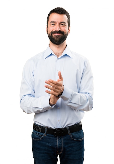 Hombre guapo con barba aplaudiendo