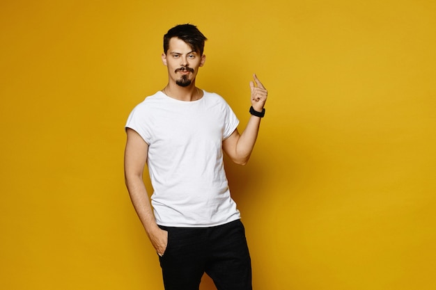 Hombre guapo con barba y bigote con una camiseta blanca en blanco