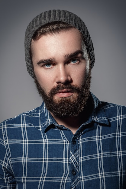 Hombre guapo con barba en camisa a cuadros