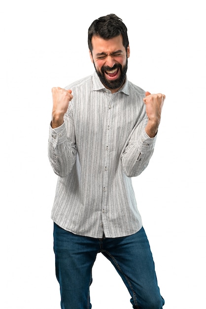 Hombre guapo con barba celebrando una victoria