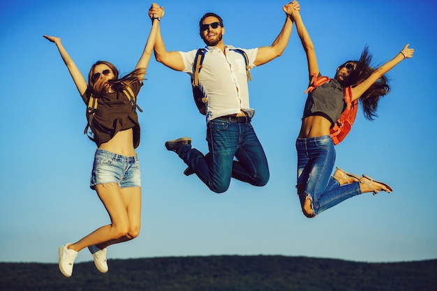 Foto hombre guapo con barba con chicas