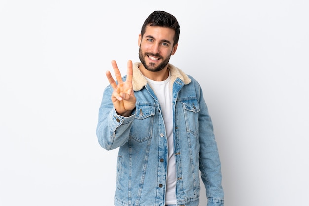 hombre guapo con barba feliz y contando tres con los dedos