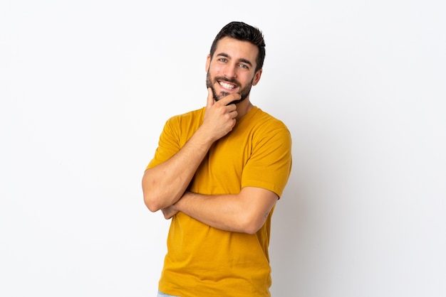 Hombre guapo con barba feliz y sonriente