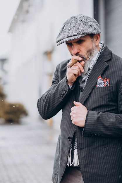 Hombre guapo con barba fumando cigarrillo