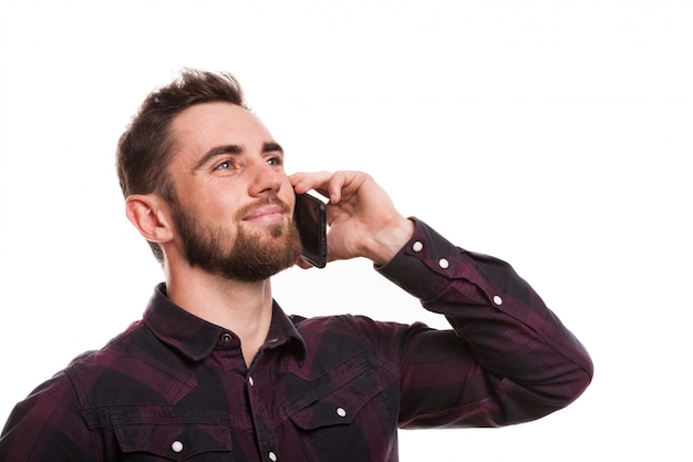 Hombre guapo con barba hablando por teléfono