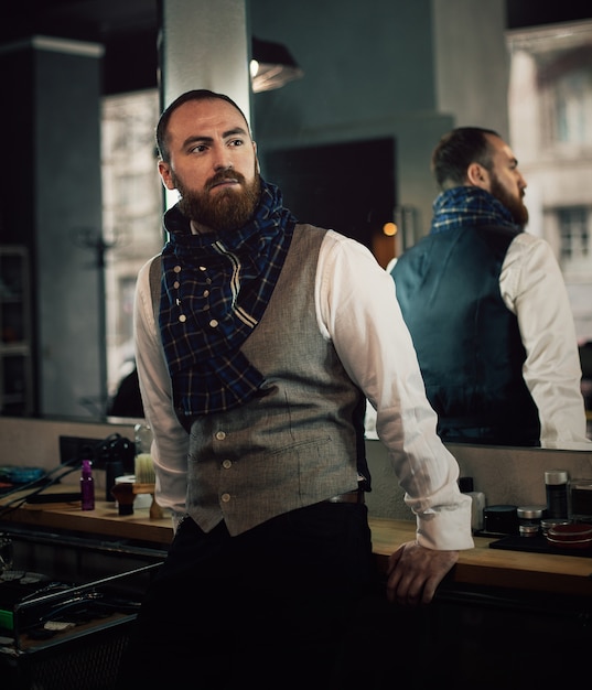 Hombre guapo con barba inconformista con barba elegante.