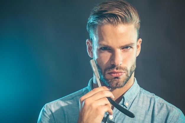 Hombre guapo con barba con navaja hipster hombre con barba y bigote tiene navaja en la mano