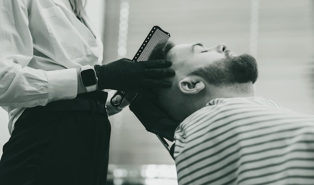 Hombre guapo con barba en peluquería