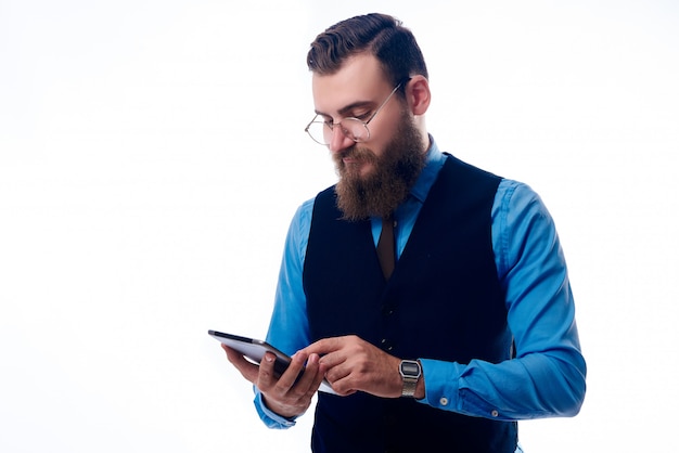 Un hombre guapo con barba, vestido con una camisa azul.