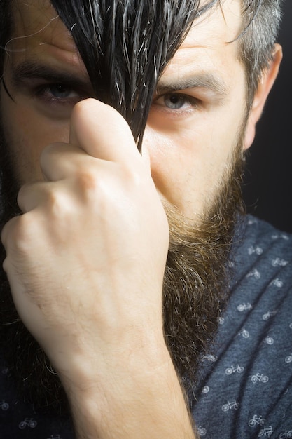 Foto hombre guapo con barba