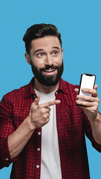 Foto hombre guapo barbudo hablando contigo y apuntando a la pantalla del teléfono inteligente como sonriendo y diciendo su propia opinión