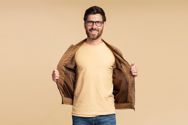 Hombre guapo barbudo hipster con camiseta en blanco chaqueta de cuero aislada en el fondo Maqueta