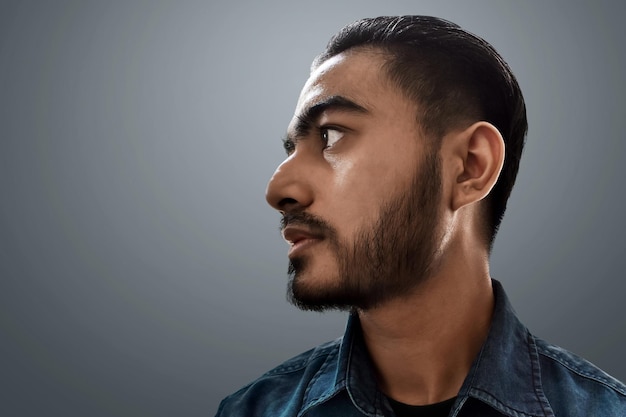 Hombre guapo y barbudo.