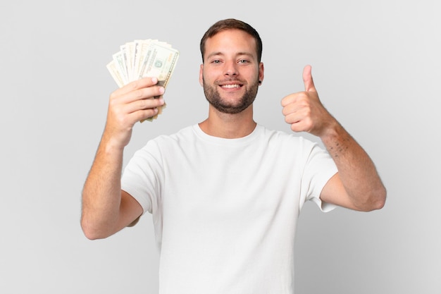 Hombre guapo con billetes de dólar