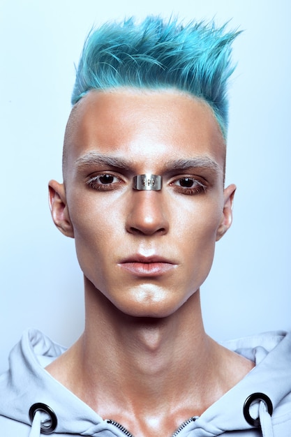 hombre guapo con cabello azul y piercing en la nariz