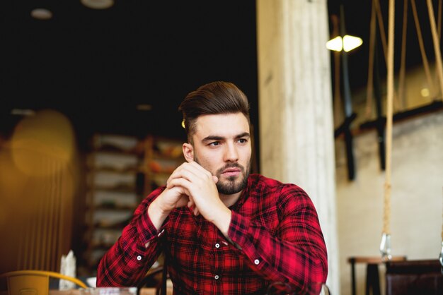 Hombre guapo en el café esperando a alguien.