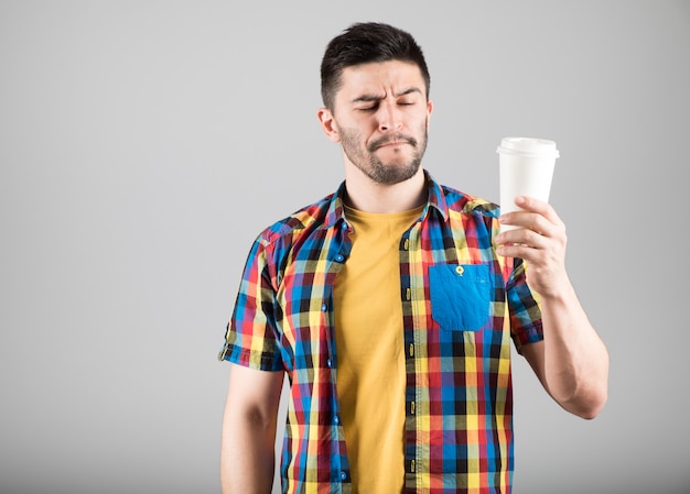 Hombre guapo con café