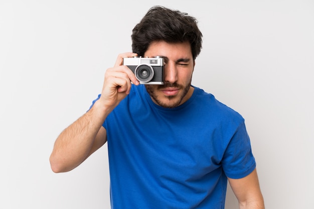 Foto hombre guapo con una cámara