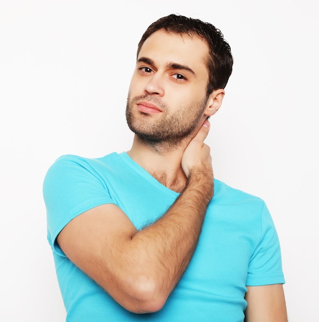 Foto hombre guapo en camisa azul