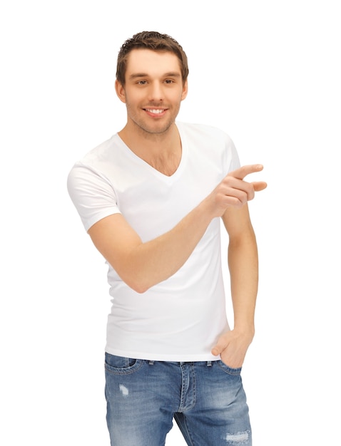 hombre guapo con camisa blanca apuntando con el dedo