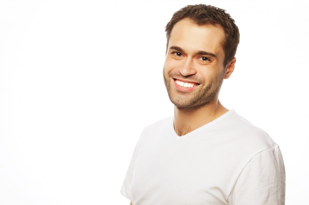 Hombre guapo en camisa blanca en blanco