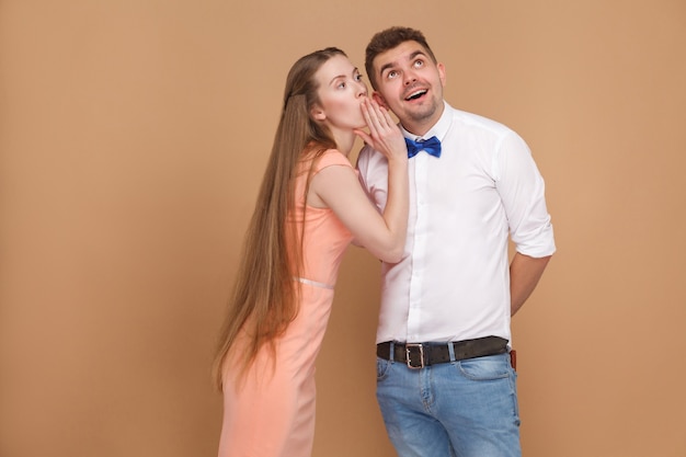 Hombre guapo con camisa blanca y él mirando hacia arriba con cara de sorpresa asombrada soñadora