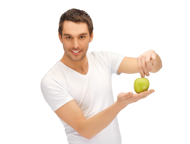 hombre guapo con camisa blanca con manzana verde