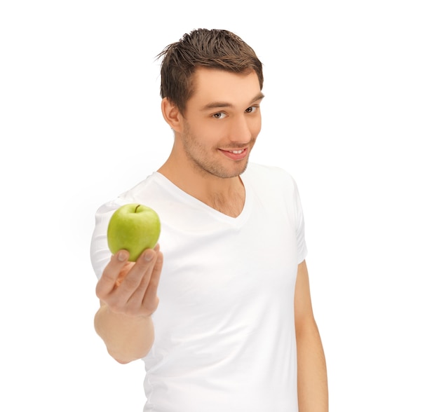 Foto hombre guapo con camisa blanca con manzana verde