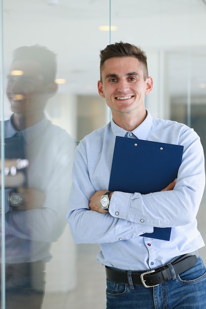 Hombre guapo en camisa de pie en la oficina