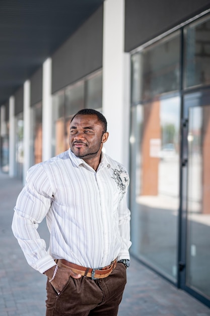 Foto hombre guapo en camisa retrato seguro joven de pie en camisa blanca