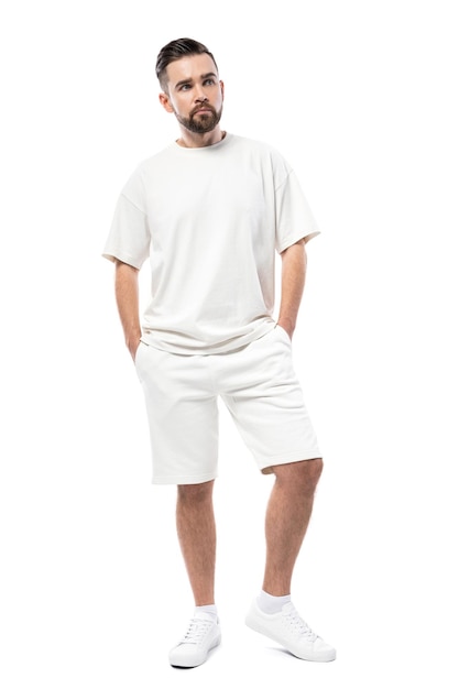 Hombre guapo con camiseta blanca en blanco y pantalones cortos aislados en fondo blanco