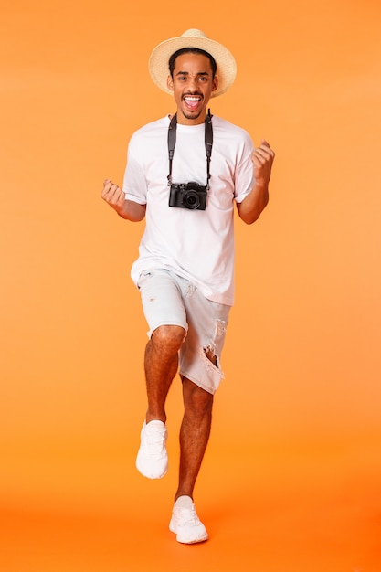 Hombre guapo con camiseta blanca y una cámara