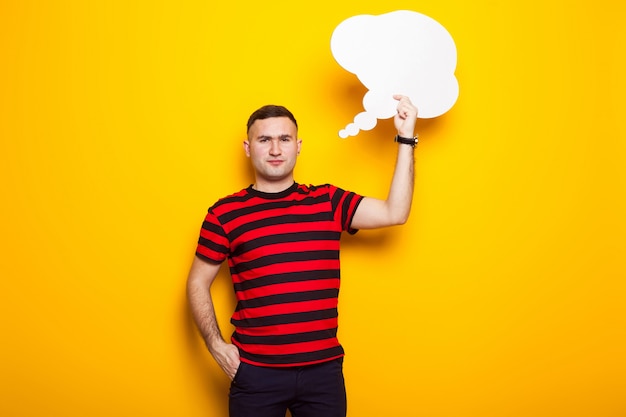 Hombre guapo en camiseta brillante con burbuja de discurso