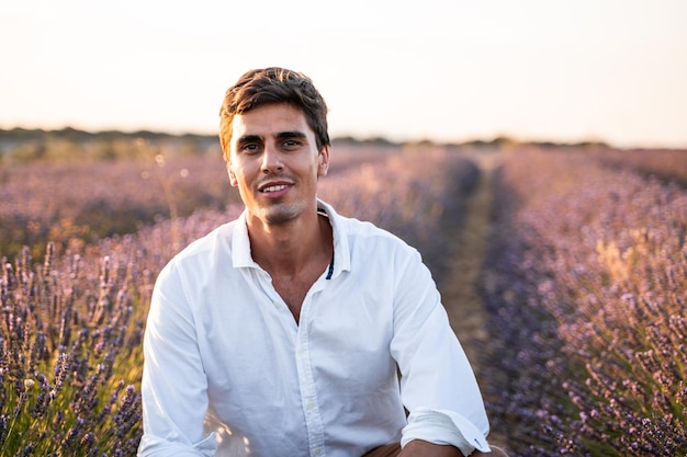 Hombre guapo en un campo de lavanda