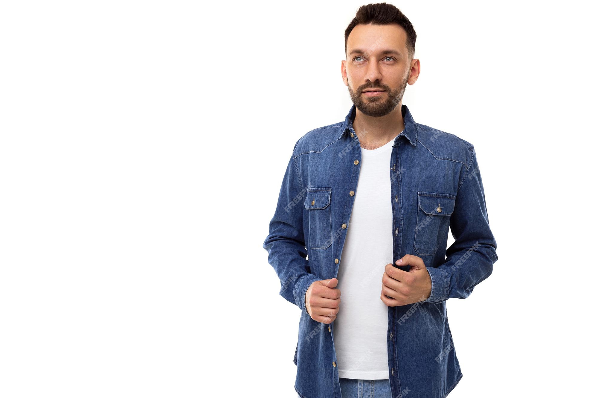 Hombre guapo, carismático, y confiado con camiseta blanca y camisa azul denim se ve recto y | Foto