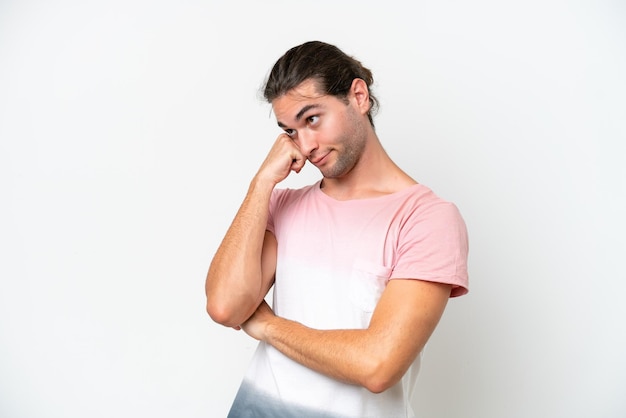 Hombre guapo caucásico aislado de fondo blanco con expresión cansada y aburrida