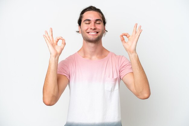 Hombre guapo caucásico aislado sobre fondo blanco en pose zen