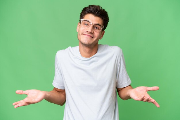 Hombre guapo caucásico joven sobre fondo aislado feliz y sonriente