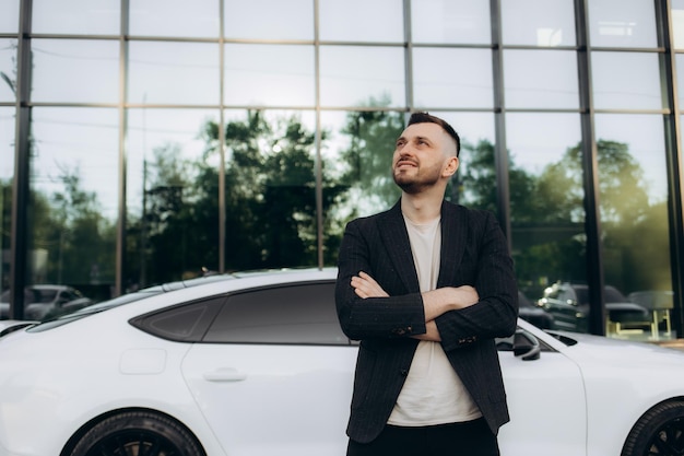 Hombre guapo cerca del coche Vida de lujo