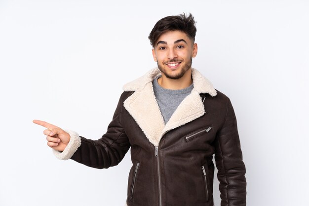 Hombre guapo con una chaqueta en estudio