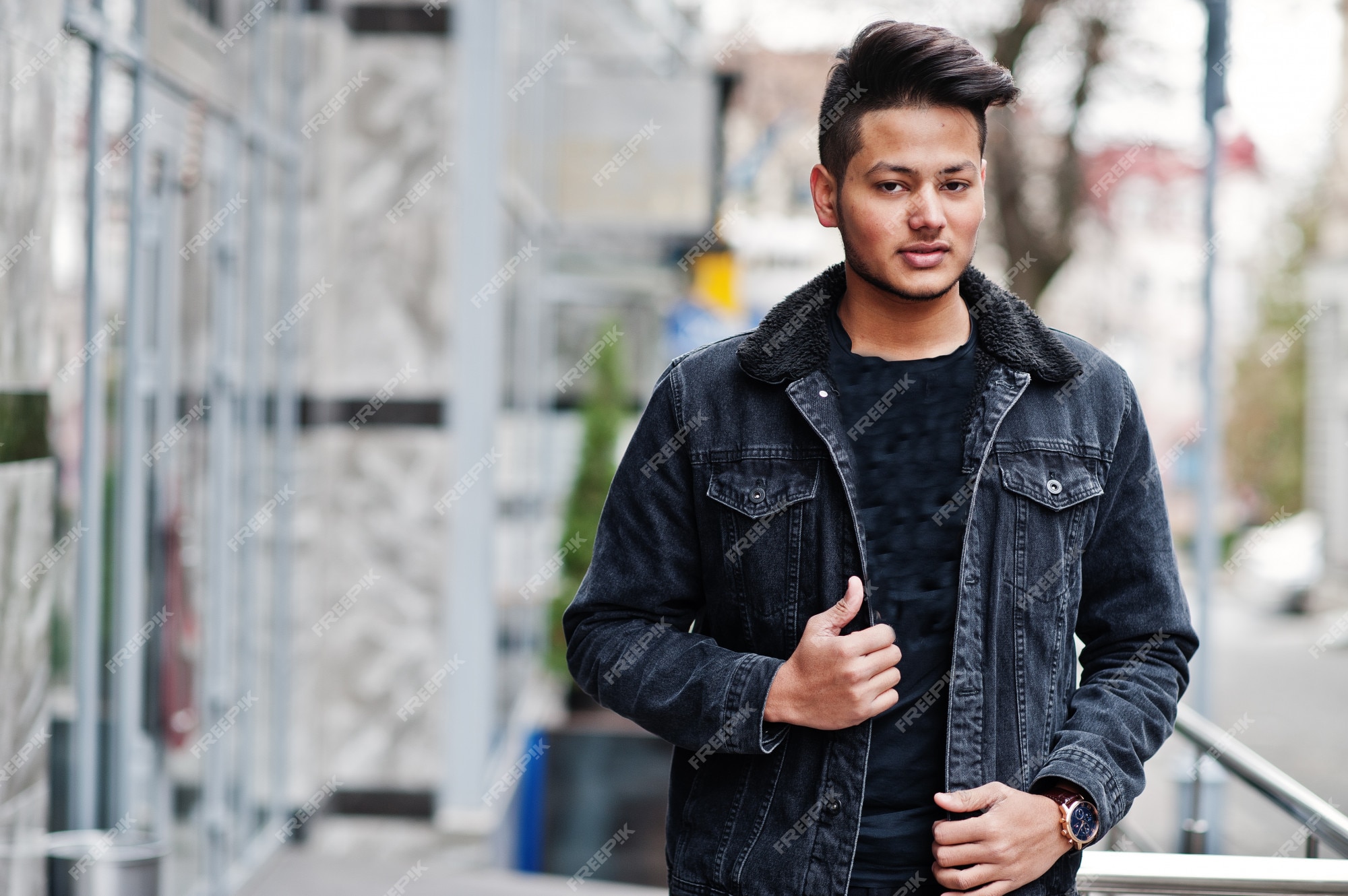 Hombre guapo en chaqueta de jeans negro aire libre | Foto Premium