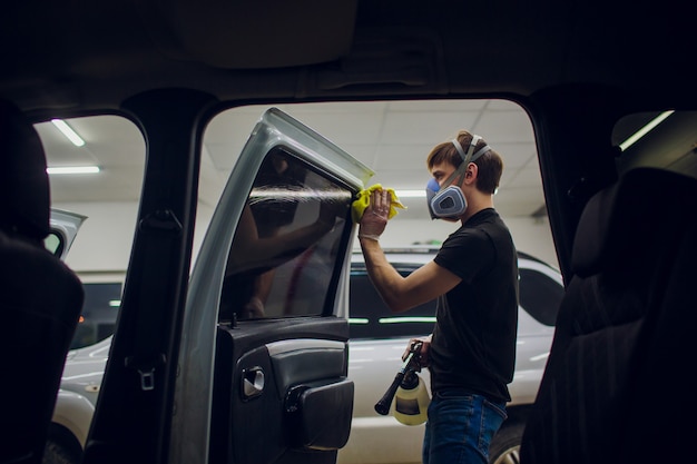 Hombre guapo coche de limpieza con vapor caliente