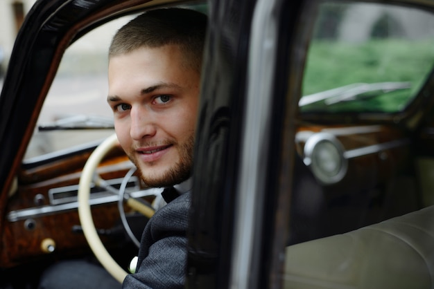 Hombre guapo en el coche